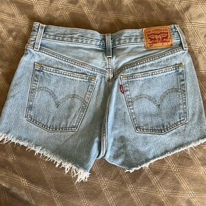 Levi’s cutoff shorts W27